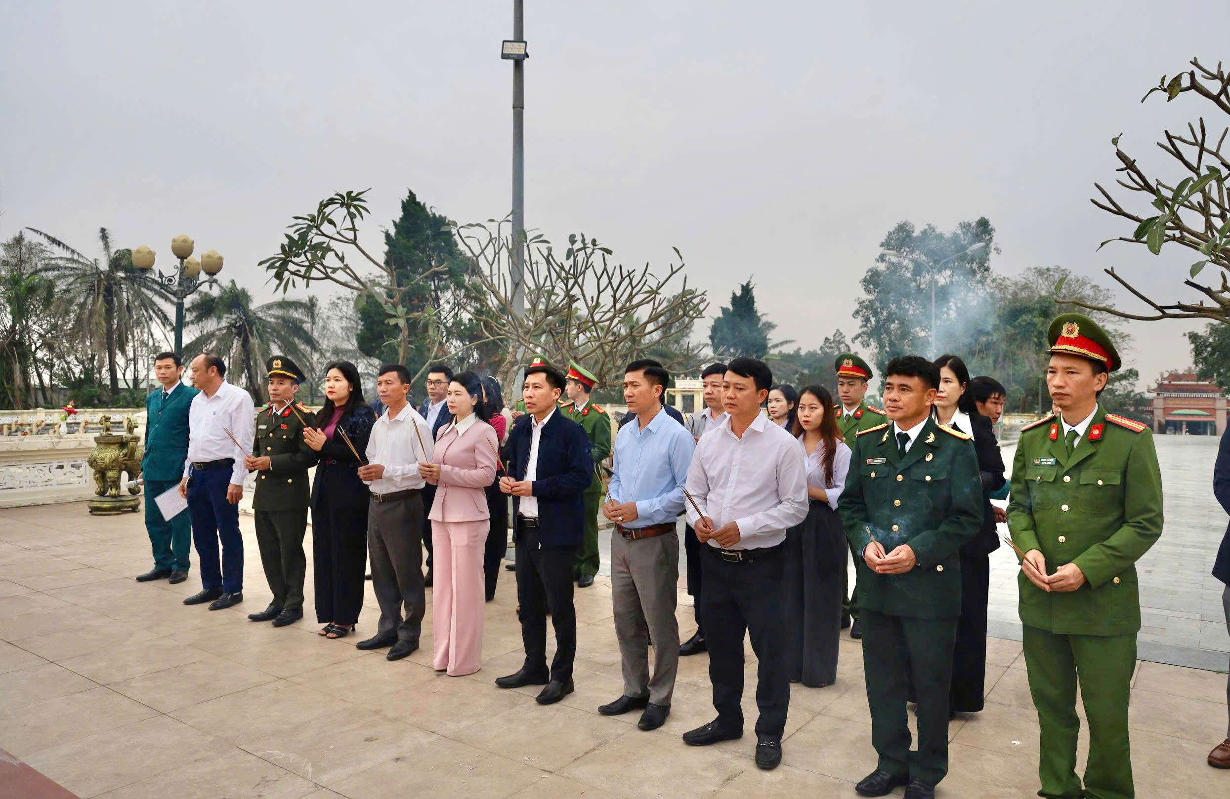 Xã Kỳ Khang tổ chức dâng hương tại nghĩa trang liệt sỹ Kỳ Anh Nhân kỷ niệm 81 năm ngày lập thành Quân đội nhân dân Việt Nam (22/12/1944 - 22/12/2025) và 36 năm ngày hội quốc phòng toàn dân (12/12/1989 - 22/12/2025)