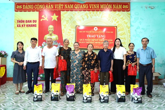 Hội Chữ thập đỏ phường Vĩnh Tuy thành phố Hà Nội tặng quà nhân dịp 27/7 tại thôn Đan Du