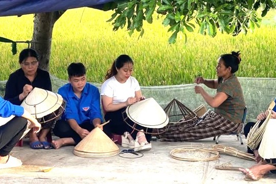 Chi đoàn thôn Đan Du, xã Kỳ Khang trải nghiệm làng nghề  - gìn giưa  nét đẹp văn hóa quê hương