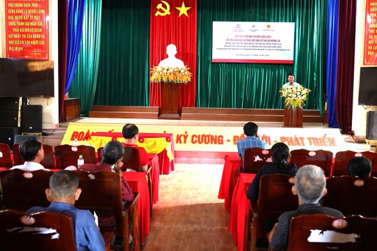 Xã Kỳ Khang cấp phát tiền mặt hỗ trợ người dân khắc phục hậu quả thiên tai, phục hồi sinh kế.