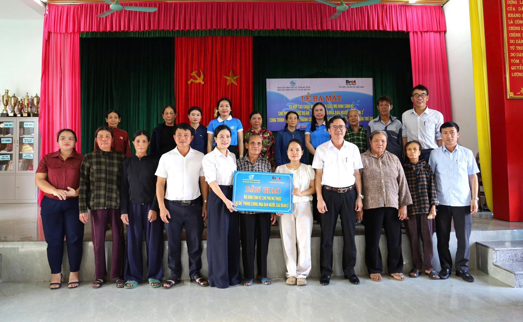 Hội LHPN xã Kỳ Khang ra mắt Tổ hợp tác chăn nuôi gà, bàn giao mô hình sinh kế cho phụ nữ thuộc Dự án “Phòng, chống mua bán người, giai đoạn 2”