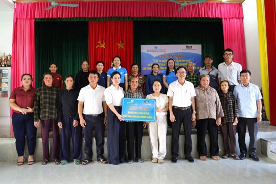 Hội LHPN xã Kỳ Khang ra mắt Tổ hợp tác chăn nuôi gà, bàn giao mô hình sinh kế cho phụ nữ thuộc Dự án “Phòng, chống mua bán người, giai đoạn 2”