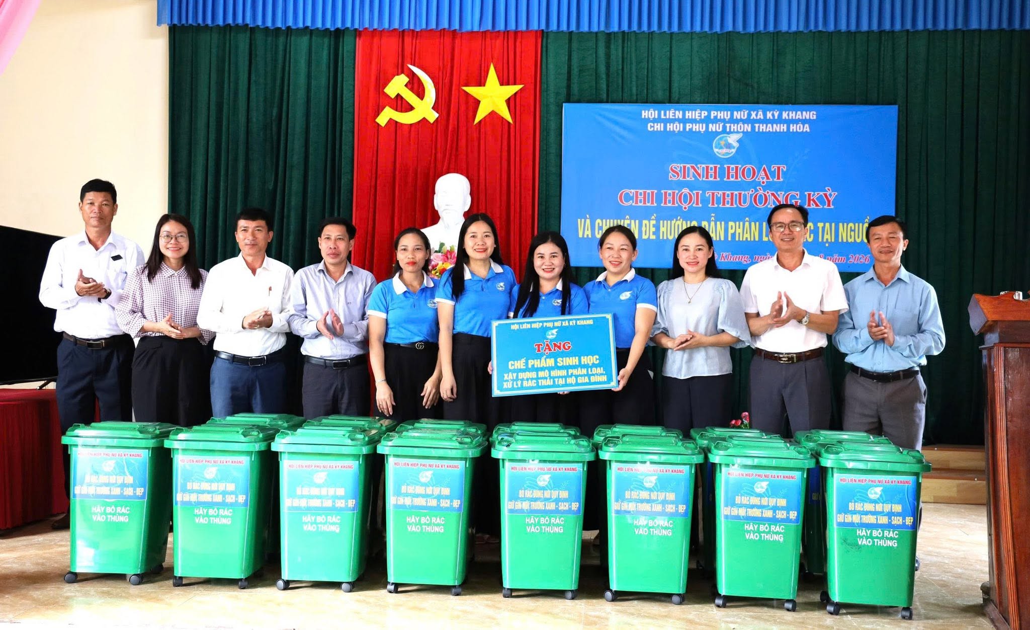 Chi hội Phụ nữ thôn Thanh Hòa (xã Kỳ Khang) sinh hoạt điểm Thường kỳ tháng 8 và chuyên đề hướng dẫn phân loại rác tại nguồn.