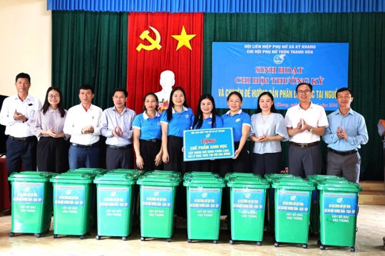 Chi hội Phụ nữ thôn Thanh Hòa (xã Kỳ Khang) sinh hoạt điểm Thường kỳ tháng 8 và chuyên đề hướng dẫn phân loại rác tại nguồn.