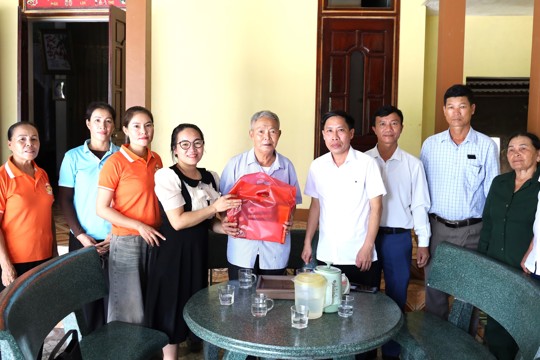 Lãnh đạo xã thăm, tặng quà các gia đình người có công nhân kỷ niệm 79 năm Ngày Thương binh - Liệt sĩ (27/7/1947 - 27/7/2026)