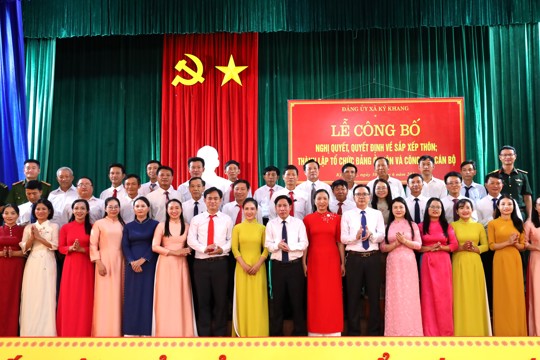 Lễ công bố các Nghị quyết, Quyết định về sắp xếp thôn; thành lập tổ chức đảng ở thôn và công tác cán bộ