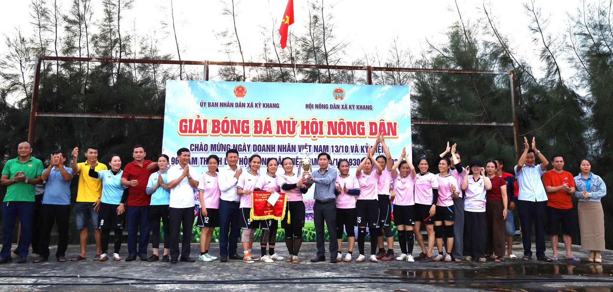 Thôn Vĩnh Sơn giành Cúp vô địch Giải bóng đá nữ Hội Nông dân xã Kỳ Khang năm 2026 
