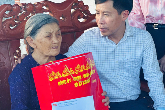 Đồng chí Hoàng Anh Đức, bí thư Đảng ủy thăm tặng quà người có công nhân dịp 27/7.