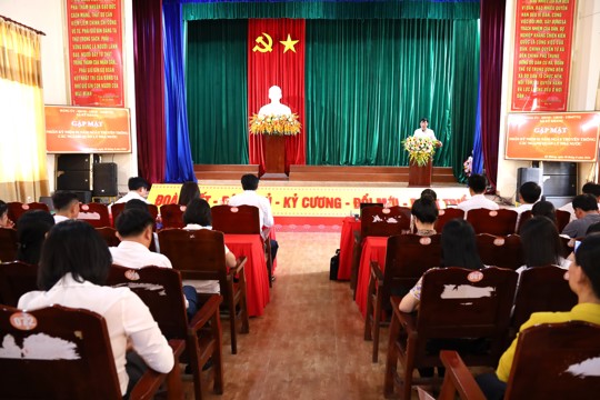 Thường trực Đảng ủy tặng hoa chúc mừng các cơ quan, đơn vị nhân kỷ niệm 81 năm ngày truyền thống các cơ quan hành chính nhà nước