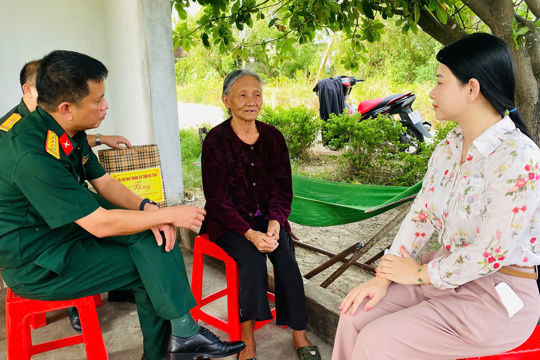 Bộ CHQS tỉnh thăm, tặng quà gia đình liệt sĩ nhân dịp kỷ niệm 79 năm Ngày Thương binh - Liệt sĩ 