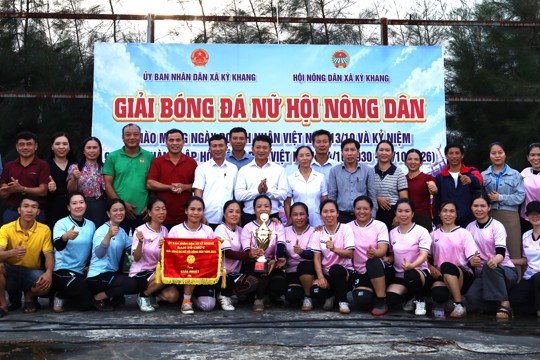 Thôn Vĩnh Sơn, xã Kỳ Khang giành cúp vô địch giải bóng nữ Nông dân năm 2026 