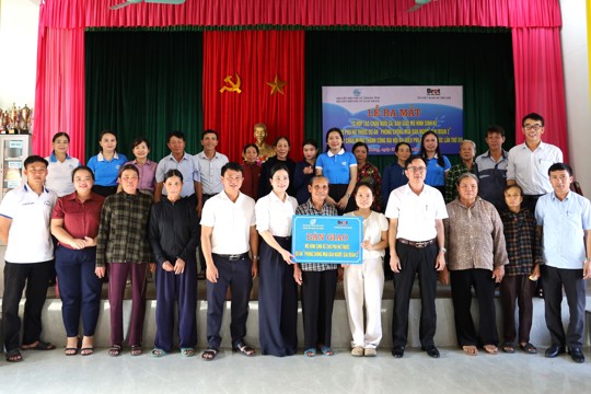Lễ ra măt tổ hợp tác chăn nuôi gà và trao mô hình sinh kế 