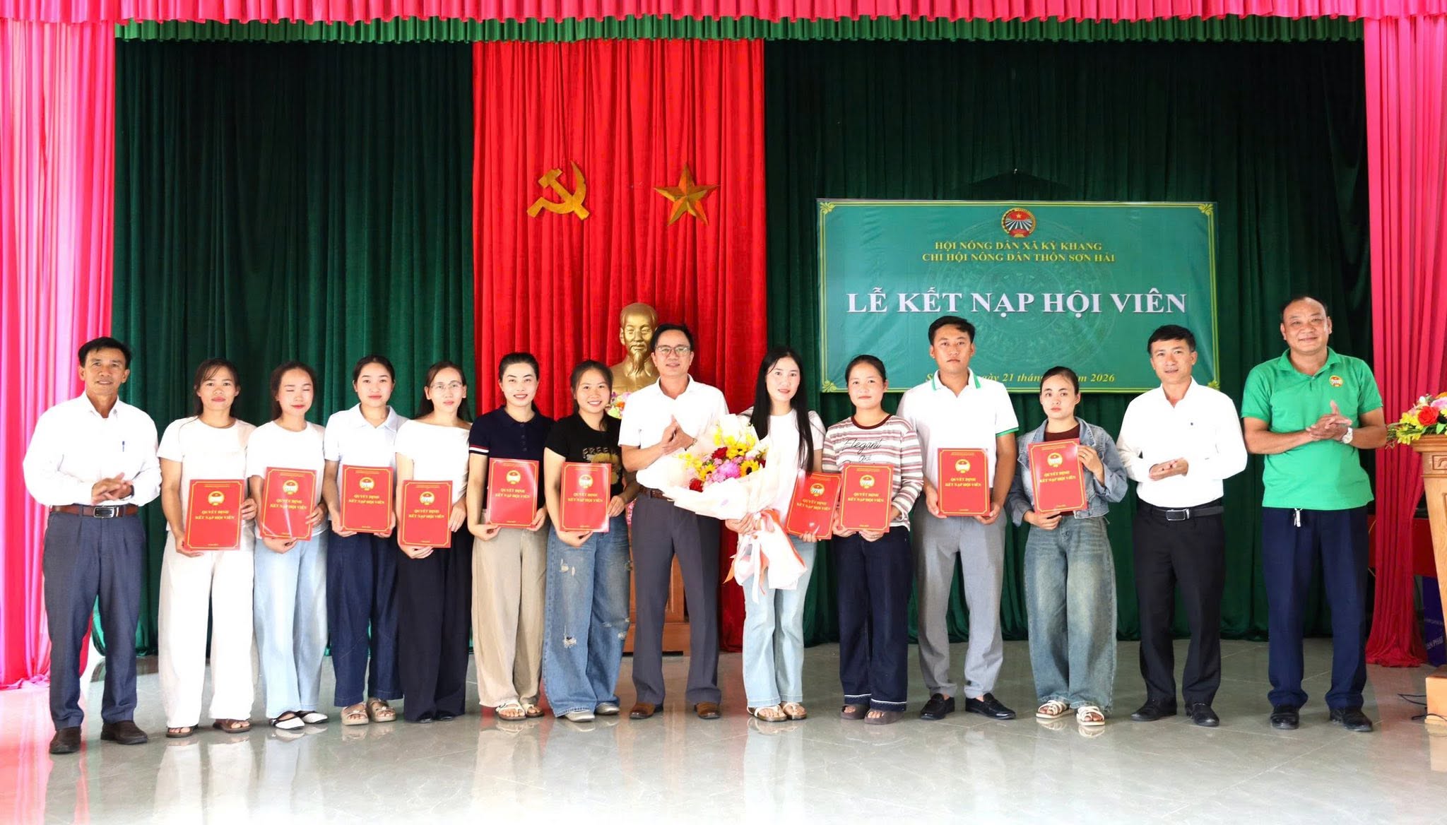 Hội Nông dân xã Kỳ Khang tổ chức sinh hoạt điểm tại Chi hội Nông dân thôn Sơn Hải và kết nạp 10 hội viên mới
