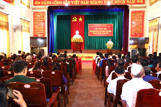 Lễ công bố các quyết định về sắp xếp Ban Công tác Mặt trận, Ban Chấp hành các Chi đoàn, Chi hội ở các thôn sau khi thực hiện sắp xếp, kiện toàn tổ chức. 