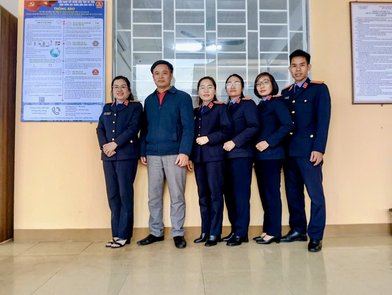 VKSND KHU VỰC 2 – HÀ TĨNH TRIỂN KHAI LẮP ĐẶT BẢNG THÔNG TIN TUYÊN TRUYỀN NGHỊ QUYẾT SỐ 205/2025/QH15 CỦA QUỐC HỘI VỀ KHỞI KIỆN VỤ ÁN DÂN SỰ CÔNG ÍCH TẠI UỶ BAN NHÂN DÂN XÃ KỲ KHANG